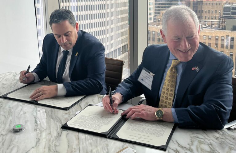Amit Becher, president of the Israel Bar Association, and Richard Lewis, president of the New York State Bar Association, signed a Memorandum of Understanding.